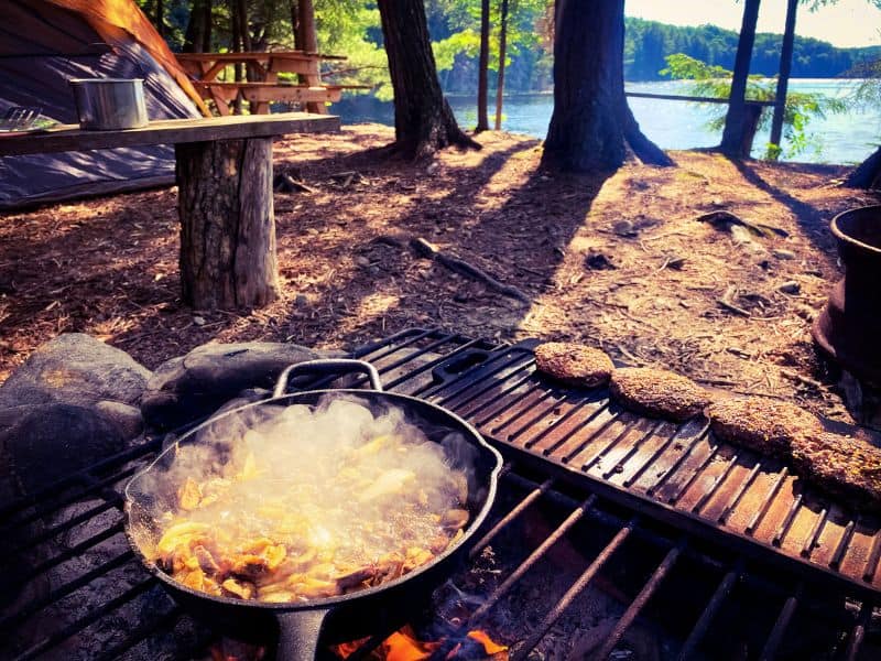 camping meals crowd large group - feat image